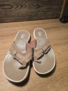 CLARKS WOMEN'S BREEZE SEA LIGHTWEIGHT FLIP-FLOPS US 7 TAN - Picture 1 of 8