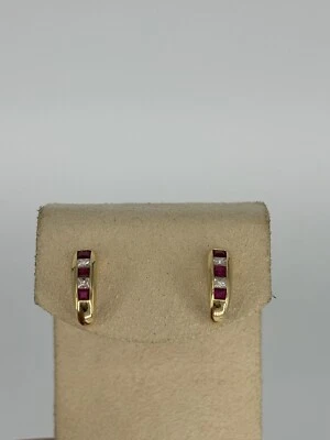 Pendientes Huggie de diamantes y rubíes de oro amarillo de 14k Foto 1 de 2