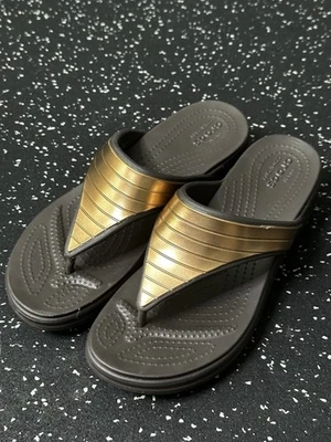 Sandalias Crocs "Monterey" Chanclas Cuña Tanga Talla 5 Espresso/Dorado Antiguo Foto 1 de 4