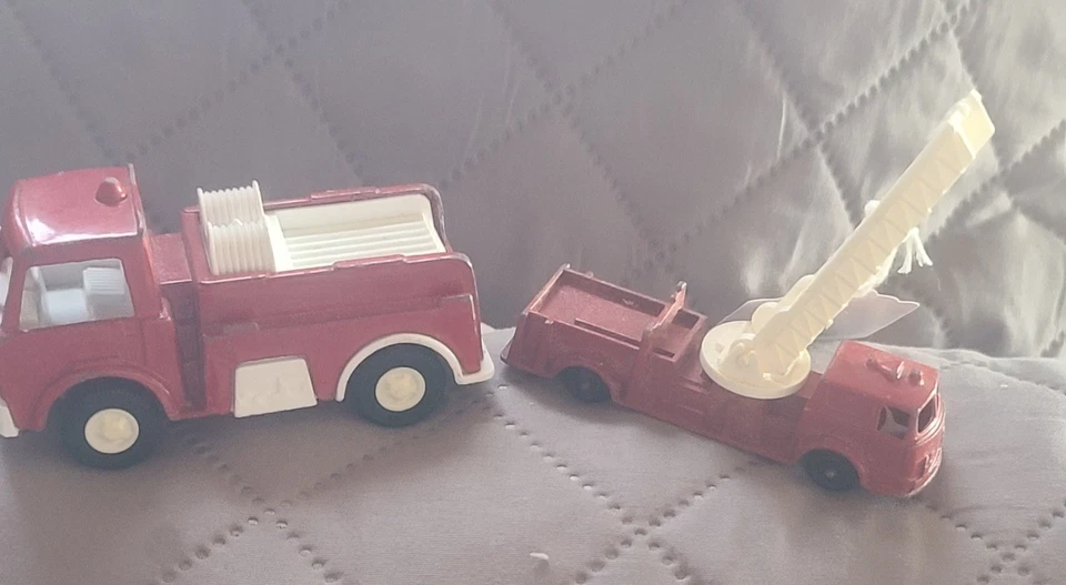 TOOTSIETOY Escalera Aérea Camión de Bomberos Bonito con Escalera y Camión de Bomberos con Manguera  Foto 1 de 4