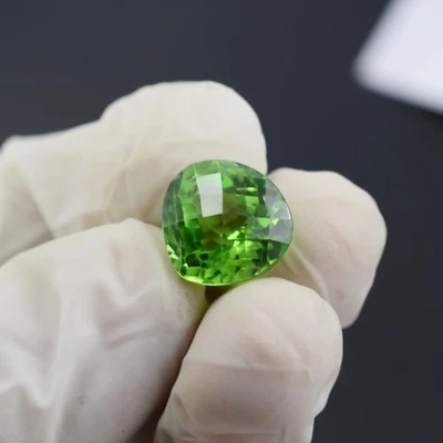 Expensive 12.00 Ct Natural Green Peridot Pear Cut  Loose Gemstone - Image 1 of 4