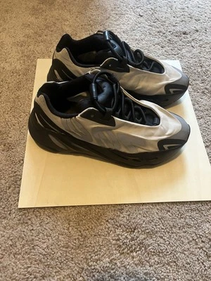 Talla 5 - Adidas Yeezy Boost 700 MNVN Bone  Foto 1 de 4