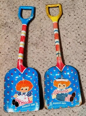 Vintage RAGGEDY ANN & ANDY *PÁS DE METAL* 1973 Bobbs Merrill Chein Toy CONJUNTO de 2 - Imagem 1 de 4