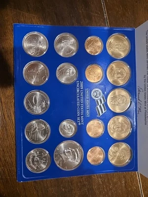 2009 US Mint Set Uncirculated 18 Coins United States Philadelphia CollectorCoins - Image 1 of 2