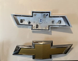 OEM NEW 21/25 Colorado Suburban Tahoe Front Bowtie Emblem Badge Gold 84701878 - Picture 1 of 2