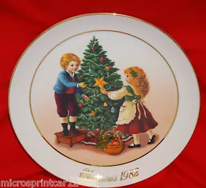 "Keeping the Christmas Tradition" 1982 Avon Christmas Memories Teller Serie - Bild 1 von 7