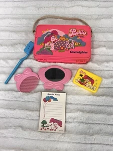 Estuche y accesorios de plástico rosa para pasar la noche Poochie para niñas 1982 de colección (LEER) - Imagen 1 de 15