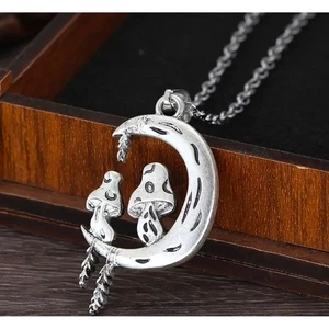 Collar Colgante Celestial Hongo Luna Tono Plata Cottagecore Caprichoso - Imagen 1 de 2