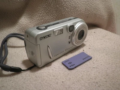 FOTOCAMERA DIGITALE VINTAGE SONY DSC-P72  OTTIME CONDIZIONI GUASTA PER RICAMBI - Immagine 1 di 4