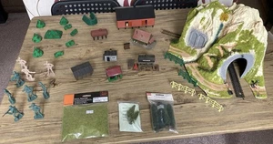 Job lot of Model Railway Buildings And Figures - Picture 1 of 7