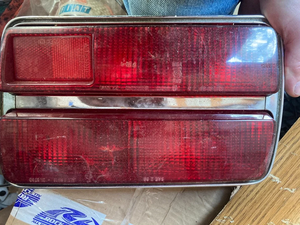 Lámpara de luz trasera Lamborghini Urraco ALTISSIMO lado del pasajero Foto 1 de 3