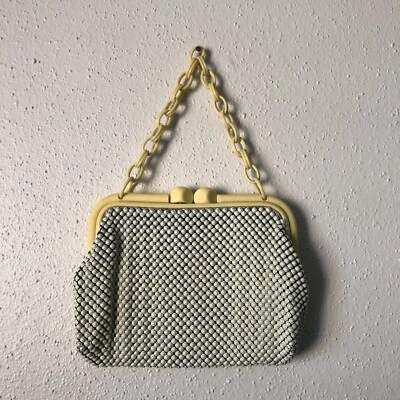 Cartera de malla de aluminio Whiting & Davis con cierre giratorio mango de cadena de baquelita retro vintage Foto 1 de 4