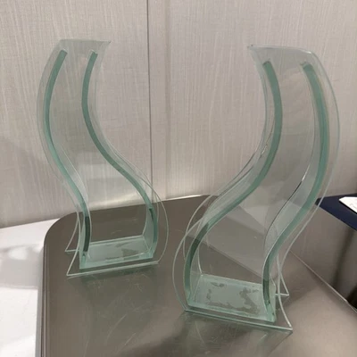 Jarrones ondulados abstractos escultóricos de vidrio Art Deco contemporáneos laterales esmerilados. Foto 1 de 4