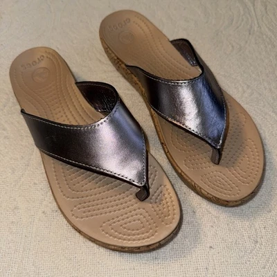 Sandalias Crocs A-Leigh Chanclas Para Mujer Talla 9 Plateadas Cepilladas Metálicas Cuña Informales Foto 1 de 4