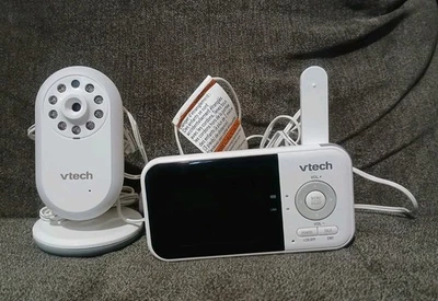 VTech 2,8" Video-Babyphone mit fester Position VM3258 & Kamera mit Netzkabeln - Bild 1 von 4