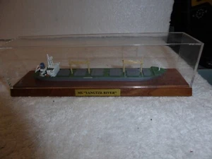 Conrad Schiffsmodell Massengutfrachter "YANGTZE RIVER" 1:1250 in Vitrine, 24774 - Bild 1 von 9