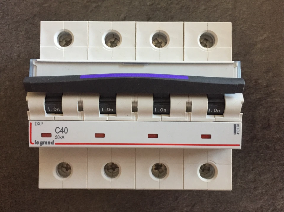 DISJONCTEUR LEGRAND MAGNÉTO-THERMIQUE DX³ - 4P - 40 A Courbe C Ref : 410178 - Photo 1/1