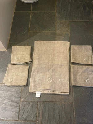 Dunelm table beige grey table runner country hearts with 4 napkins - Image 1 of 4