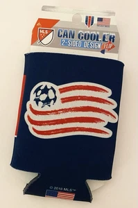 Souvenir tifoso squadra calcio New England Revolution MLS logo 2 lati Coozie - Foto 1 di 6