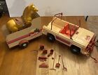 VINTAGE 1973 WESTERN BARBIE TRAVELIN' JEEP & REMORQUE AVEC CHEVAL, OUTILS ET PLUS ENCORE !!