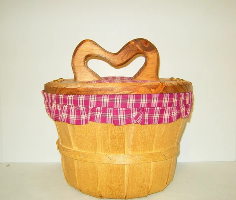LITTLE ROCK CRATE & BASKET CO ARKANSAS LINED PICNIC SEWING BASKET USA 12" x 11" Cover