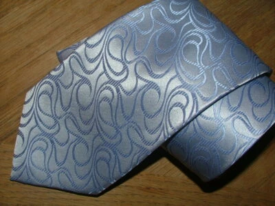 NUEVO WT $39.99 MARCA Q CORBATA Y PAÑUELO DE BOLSILLO 100% MICROFIBRA PLATA GEOMÉTRICO #105 Foto 1 de 4