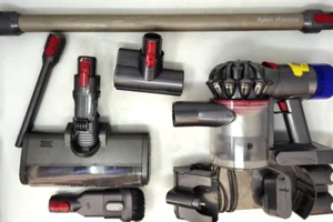 Dyson V8 Animal Cordless Vacuum Cleaner + Accessories- Working Great - Picture 1 of 11