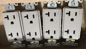 Receptáculo Leviton GFTR2-W SmartlockPro GFCI 20A, Gris - Caja de 4 sin placas - Imagen 1 de 1