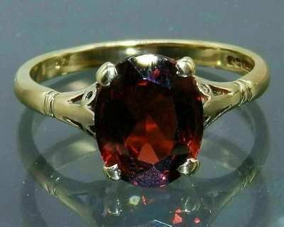 Anillo de compromiso solitario de diamantes granate rojo corte ovalado de 3 quilates acabado en oro amarillo de 14 quilates Foto 1 de 4