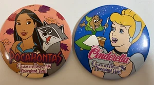 Lote de 2 botones pinback comedor personajes hotel Disneyland 1995 y 1996 - Imagen 1 de 2