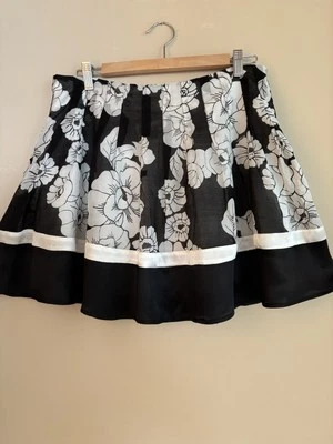 Minifalda plisada forrada con estampado floral blanco chocolate Bebe para mujer nueva con etiquetas. Talla 8 Foto 1 de 4