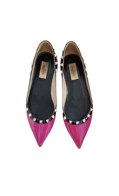 Valentino Garavani Rosa Caliente Charol Rock Stud Punta Plana Foto 1 de 4