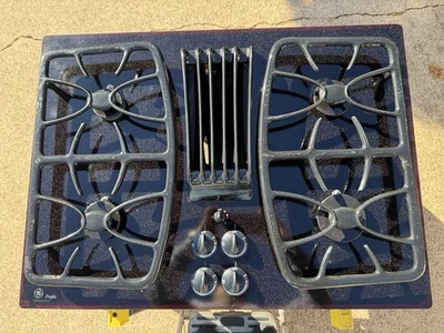 "Estufa de gas GE Profile 30"" 4 quemadores vidrio negro con tiro descendente modelo JGP989BK2BB" Foto 1 de 4