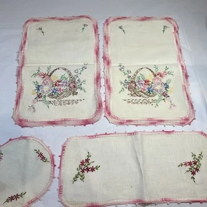 4 Stück Vintage handgefertigte rosa Deckchen mit Stickerei & Häkelspitze Frühling - Bild 1 von 13