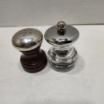 Salero de madera y pimienta acrílica COLE & MASON de colección hecho en Italia Foto 1 de 3