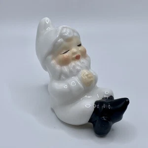 Vintage Elfe Pixie Nome sitzend ruhend weiß Weihnachten 3 1/4" lang - Bild 1 von 4