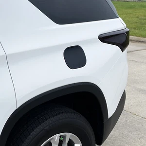 Blackout Overlay for 2018-23 Chevy Traverse Gas Cap Door - Foto 1 di 2