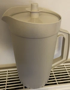 Tupperware Cream Jug /Pitcher with Vacuum Lid - Picture 1 of 4