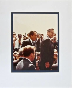 FOTO A COLOR MATE 8X10 RICHARD NIXON con COLORADO GOV-JOHN LOVE - Imagen 1 de 1