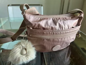KIPLING Arto S Body Cross Bag/Tasche,Icy Rose metallic,Fell Affe seitlich,Neu - Bild 1 von 17
