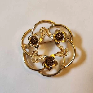 VTG. SARAH COVENTRY Strawberry Leaf Brooch 1.5" - Picture 1 of 11