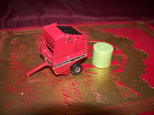 Case IH 8465 round baler w/ bale, 1/64, Ertl, Nice, displayed - Picture 1 of 2