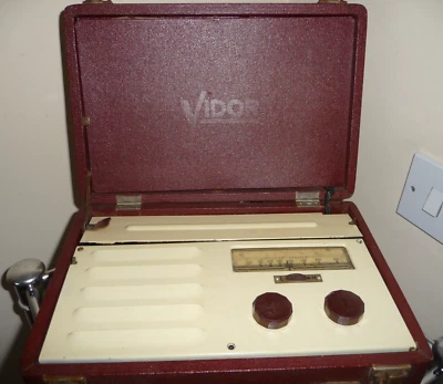 VINTAGE VIDOR CN381B "Suitcase" VALVE RADIO - GOOD COSMETICALLY BUT NOT TESTED! - Image 1 of 4