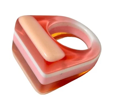 Anillo Vintage Resina Lucite Plástico Rayas Rosa Blanco MODERNO Talla 7 Foto 1 de 4