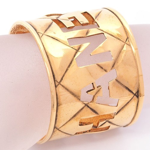 Bracciale largo Chanel logo ritagliato texture trapuntato forma C interno lunghezza totale 17 cm