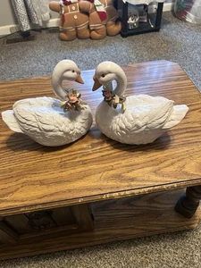 2 Vintage Enten weiß mit Blumen um den Hals 8 Zoll groß und 10 cm L  - Bild 1 von 11