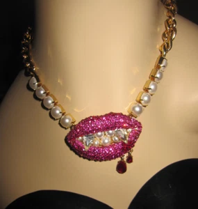 BETSEY JOHNSON HALLOWEEN VAMPIRE LIPS WITH FAUX PEARLS AND BLING NECKLACE - Picture 1 of 3