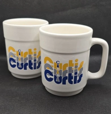 Par de Canecas Chave Curtis Vintage Pfaltzgraff Logotipo Gráfico Feito nos EUA Cerâmica - Imagem 1 de 4