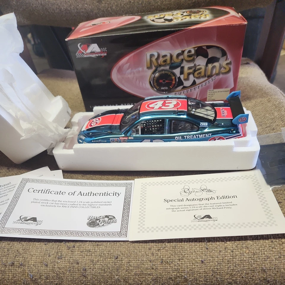 Autografiado por Richard Petty 2008 # 43 STP escala 1:24 200ª victoria 1984 Foto 1 de 4
