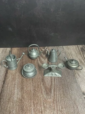 Utensilios de cocina vintage de peltre en miniatura para casa de muñecas hechos en Inglaterra utensilios de cocina de metal Foto 1 de 4